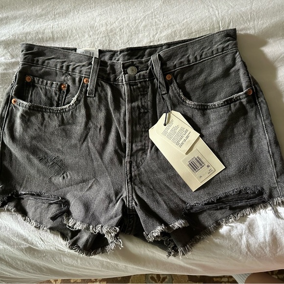 Shorts Levi’s Women New Size 28 - Picture 1 of 3